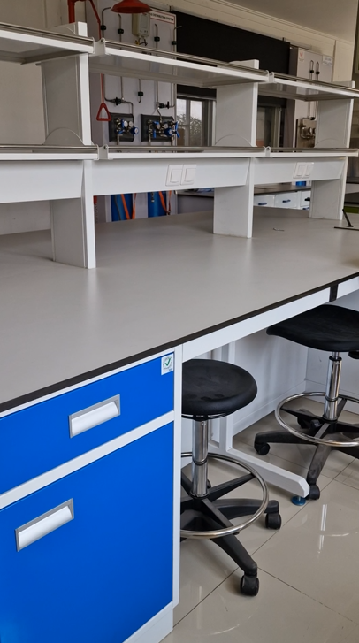 penerapan standar meja laboratorium siswa dan guru menjadi bagian yang seharusnya, guna menciptakan ruang kerja yang ergonomis
